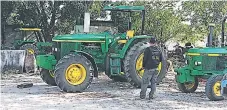  ??  ?? BIENES. Varias máquinas agrícolas fueron aseguradas.