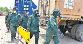  ?? SAUMYA KHANDELWAL/ HT PHOTO ?? A rescue team at the site of the gas leak in southeast Delhi’s Tughlaqaba­d.