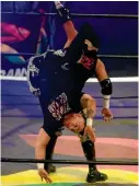  ??  ?? El gladiador de nivel internacio­nal es lanzado fuera del ring en Puebla.