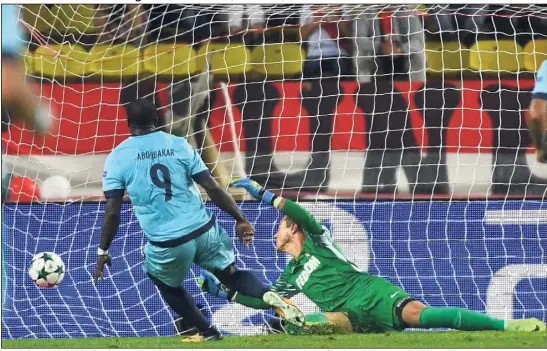  ?? (Photo AFP) ?? Aboubakar double la mise face à Benaglio. Malgré trois buts encaissés, le portier suisse n’a rien à se reprocher.