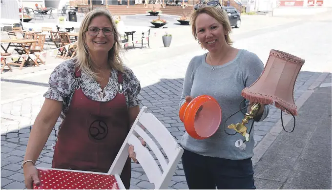  ??  ?? MYE SOM SKJER: Styreleder Unni Storm-Johannsen og daglig leder Anna Elise Svennevig i Grimstad min by håper på like god stemning som sist nattåpent.