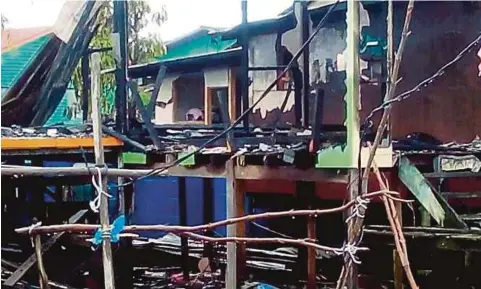  ??  ?? KEADAAN rumah mangsa terbabit kebakaran di Kampung Penipah, Pulau Bruit, Mukah.