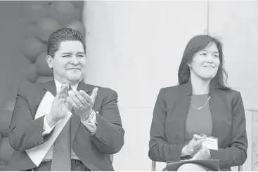  ?? Yi-Chin Lee / Houston Chronicle ?? HISD Superinten­dent Richard Carranza, shown with board of education trustee Anne Sung, found success with a similar school improvemen­t plan in San Francisco.