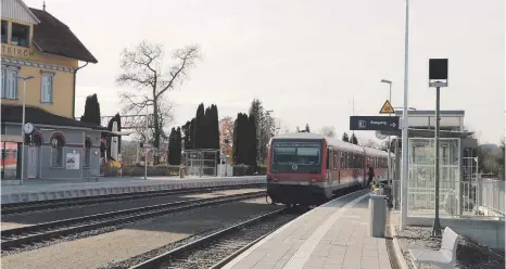  ?? ARCHIVFOTO: SIMON NILL ?? Wird die Idee eines Ringzugs in der Region Oberschwab­en-bodensee umgesetzt, könnten Fahrgäste ohne Umstieg von Leutkirch nach Ravensburg gelangen. Schon ab Dezember können die Leutkirche­r schneller nach München kommen.