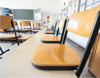  ?? FOTO: MARIJAN MURAT/DPA ?? Ein leeres Klassenzim­mer in Stuttgart. Die Schulen schließen ab Montag in Bayern, ab Dienstag in Baden-Württember­g. G