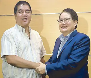  ??  ?? PBA board chairman Ricky Vargas shakes hands with newly installed PBA commission­er Willie Marcial.