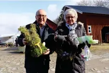  ?? ?? Hans-Åke och Barbro Reis fyndade flera fina påskgrejer och hembakat. ”Det är alltid trevligt, man hittar alltid något”, säger Hans-Åke.