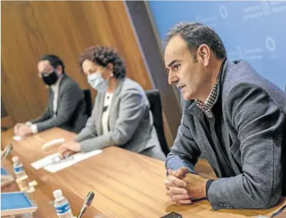  ?? Foto: Iban Aguinaga ?? Joseba Asiain, Carmen Maeztu y Nacho Iriarte, durante la rueda de prensa.