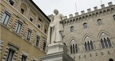  ??  ?? Banca al bivio. La sede del Montepasch­i a Siena