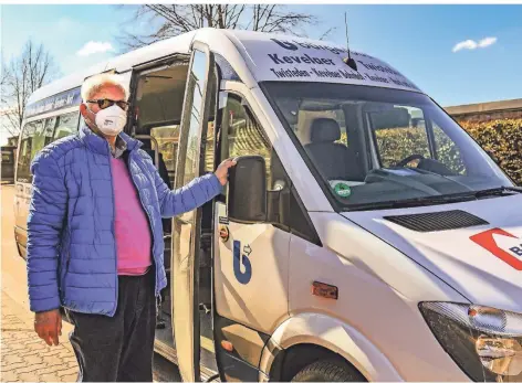  ?? FOTO: NORBERT PRÜMEN ?? „Das ist schon eine dolle Angelegenh­eit, der Bürgerbus“, findet Rolf van Diffelen. Seit 20 Jahren ist er nun schon als ehrenamtli­cher Fahrer tätig.