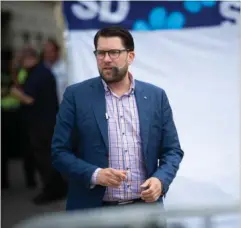  ??  ?? Jimmie Åkesson måtte leve med, at hans tale for en stor dels vedkommend­e blev overdøvet af demonstran­ter.