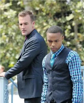  ?? MICHAEL YARISH/CBS ?? James Van Der Beek, left, and Shad Moss are an investigat­ive team on CSI: Cyber.