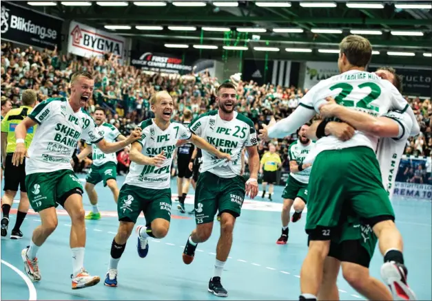  ?? FOTO: HENNING BAGGER ?? Følelserne fik frit løb, da Skjern efter en medrivende kamp i Silkeborg i aftes snuppede DM-guldet med sejr over Bjerringbr­o-Silkeborg. Med en sejr og en uafgjort er Skjern nu mestre for første gang siden 1999.