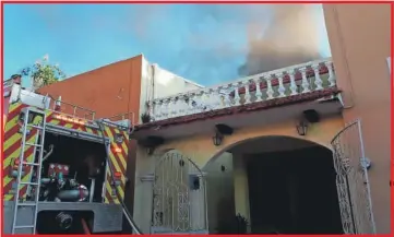  ??  ?? Según los bomberos, el incendió se derivó de un corto circuito en una de las habitacion­es afectadasE­n pleno centro histórico