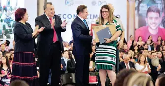  ??  ?? El gobernador José Rosas Aispuro Torres, entregó una laptop y un reconocimi­ento al Mérito Académico 2019 /CORTESÍA