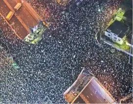  ?? ?? El miércoles, la policía israelí disparó granadas aturdidora­s y cañones de agua contra los manifestan­tes que bloquearon una carretera de Tel Aviv