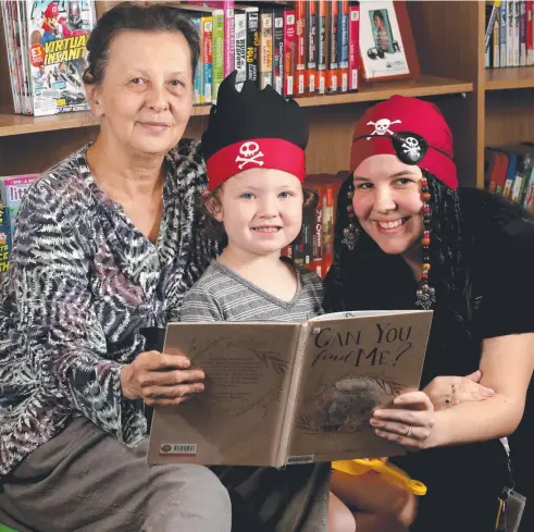  ?? Picture: ANNA ROGERS ?? SHARING: Arline Coppin, her grandson Ethan Kuhnel, 3, and library assistant Courtney Edwards. DANAELLA WIVELL