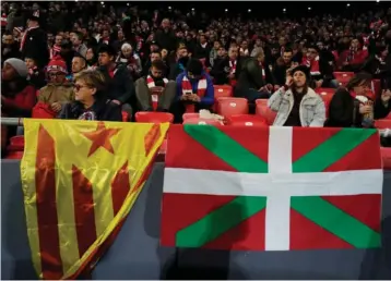  ?? FOTO: RITZAU SCANPIX ?? Det baskiske flag ( th.) er altid at se til Athletic Bilbaos hjemmekamp­e. Fornylig hang det sammen med det catalanske ( tv.), da Barcelona var på besøg.