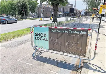  ?? Photo: Sue Ferguson ?? The barriers are causing concern for some shopkeeper­s