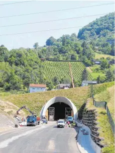  ?? FOTO: DPA/LENA MÜSSIGMANN ?? Der Scheibengi­pfeltunnel soll Reutlingen bessere Luft bescheren. Ravensburg baut auf den Molldiete-Tunnel.