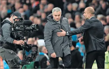  ??  ?? ENFADO. Mourinho y Guardiola, dos de los más críticos con el calendario inglés, durante un partido.