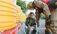  ?? DIPTA WAHYU/JAWA POS ?? TAMBAH JUMLAH PELANGGAN: Botol yang diisi air siap minum. Program ZAMP ini baru diterapkan di Ngagel Tirto.