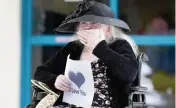  ?? WILFREDO LEE AP ?? Margaret Choinacki, 87, who has no other family members left because her husband and daughter have died, blows kisses to her friend Frances Reaves during a drive-by visit at Miami Jewish Health on July 17, 2020.