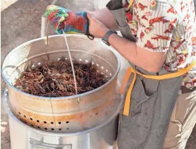  ?? TANNOUS/THE COMMERCIAL APPEAL CHRISTINE ?? Boil master Glaze Hardage puts crawfish in a boil at Max’s Sports Bar.