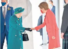  ?? JEFF J MITCHELL/GETTY ?? Queen Elizabeth II shakes hands with First Minister Nicola Sturgeon on Saturday at the sixth session of the Scottish Parliament in Edinburgh, Scotland.