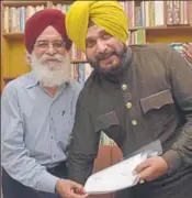  ??  ?? Minister Navjot Sidhu taking blessings from poet Surjit Patar as he hands over his letter of appointmen­t as Punjab Arts Council chairman at his home in Ludhiana on Tuesday. GURPREET SINGH/HT