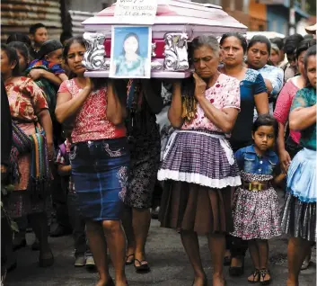  ?? PHOTO AFP ?? Pour les premières victimes identifiée­s, une procession funéraire, suivie par près d’un millier de personnes, s’est tenue hier dans la petite ville de San Juan Alotenango.
