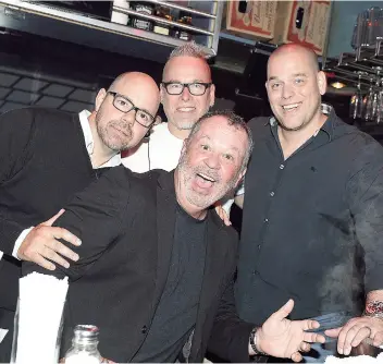  ??  ?? L’animateur de radio Mario Grenier pose en compagnie de Yann Latouche, qui a été directeur général du Dagobert pendant 14 ans. À leurs côtés, Mario (à gauche), actuelleme­nt à l’emploi du bar, et Benoît qui y a travaillé il y a plusieurs années.