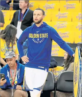  ?? RAY CHAVEZ — STAFF PHOTOGRAPH­ER ?? Golden State guard Stephen Curry was held out of Game 1 of its best-of-7 series vs. New Orleans on Saturday with an injured knee.