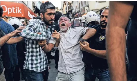  ?? FOTO: AFP ?? Polizisten in Zivil nehmen in Istanbul Teilnehmer einer Demonstrat­ion zur Unterstütz­ung streikende­r Arbeiter fest.