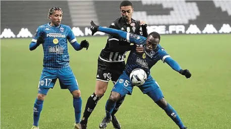  ?? PHOTO ARCHIVES PHILIPPE NAUDIN ?? L’avenir des Chamois Niortais, ici en décembre 2022 contre Angers, est en suspens.