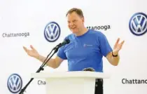  ?? STAFF PHOTO BY ERIN O. SMITH ?? Outgoing Volkswagen Chattanoog­a CEO Frank Fischer announces Tom du Plessis as the new CEO on Thursday.