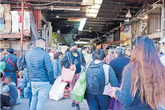  ?? WENDY LAZCANO ?? Los casos reflejan picos altos en los días de mayor movilidad