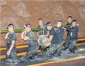  ?? EFE ?? Contrarrel­oj. Una de las 20 bombas utilizadas para sacar el agua.