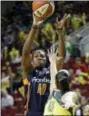  ?? ELAINE THOMPSON — THE ASSOCIATED PRESS ?? The Sun’s Shekinna Stricklen shoots over the Storm’s Sue Bird in the first half on Wednesday.