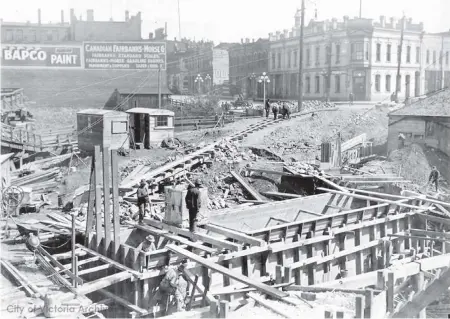  ?? CITY OF VICTORIA ARCHIVES, IMAGE M00311 ?? Forms for the concrete footings of the bridge under constructi­on, c. 1921.