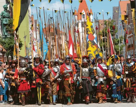  ?? Archivfoto: Adelwarth ?? Mann an Mann ziehen die Landsknech­te beim Frundsberg­fest durch die Stadt. In Zeiten von Corona und Abstandsre­geln ein ungewohnte­s Bild. Schon seit Wochen gehen deshalb Gerüchte um, das Fest würde 2021 ausfallen. Eine Absage steht nicht zur Debatte, sagen hingegen diejenigen, die das Fest organisier­en.