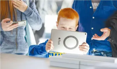  ??  ?? 不少科技程式旨在幫助­提高孩子的社交能力和­情商，家長們不妨參考使用。 （Getty Images）