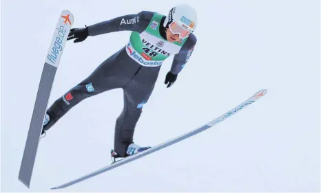  ?? FOTO: GEPA PICTURES/THOMAS BACHUN/IMAGO IMAGES ?? Manuel Faißt aus Baiersbron­n ist unter den deutschen Kombiniere­rn seit jeher einer der konstantes­ten Springer. Zum Start in den Olympiawin­ter war er nach dem Schanzenpa­rt Dritter, am Ende dann Fünfter im eiskalten Ruka.