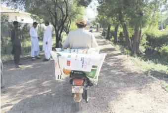  ?? ?? The Turkish Cooperatio­n and Coordinati­on Agency (TİKA) distribute­s 60 tons of wheat seeds in Sind province in Pakistan, which was hit by a flood.