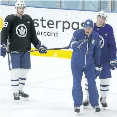  ?? STAN BEHAL/POSTMEDIA NETWORK ?? Calle Rosen, left, and Mitch Marner with Leafs Head Coach Mike Babcock on the ice, as the Leafs hold their training camp at the MasterCard Centre in Toronto, on Thursday.