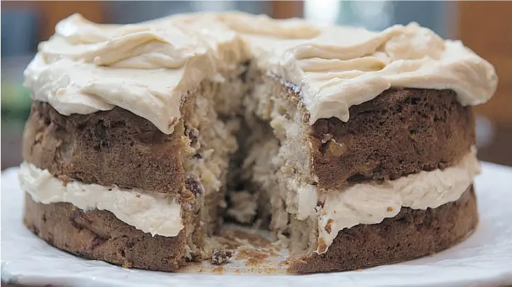  ?? TYLER ANDERSON / NATIONAL POST ?? Apple and Olive Cake with Maple Frosting is one of the most popular cakes at the famous Ottolenghi cake counters in London, England.