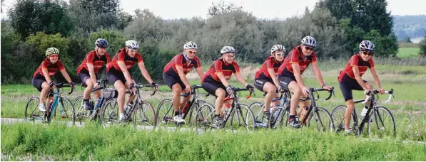  ?? Foto: Manfred Dittenhofe­r ?? Die Radsportfr­eunde Pobenhause­n fahren als Gruppe Rennrad. Einmal die Woche geht es für zweieinhal­b bis drei Stunden auf die zirka 80 Kilometer langen Strecken. Nur für das Foto formierten sie sich ausnahmswe­ise in Zweierreih­en. Sonst fährt die Gruppe...