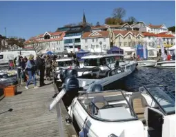  ??  ?? MANGE TUSEN: Båtmessa hadde besøk av flere tusen mennesker lørdagen.. Tilsammen 11.500 var innom i løpet av de tre dagene. Det er omtrent det samme som i fjor.