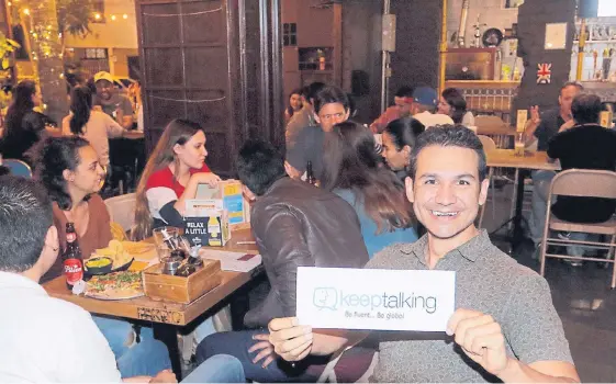  ?? JAIVER NIETO/ADN ?? El Language Exchance se lleva a cabo cada martes en este bar de Laureles, donde la idea es aprender inglés y enseñar español a los extranjero­s por medios del diálogo.