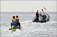  ??  ?? Les personnes tractées sur un engin flottant comptent comme autant de passagers à bord du bateau.